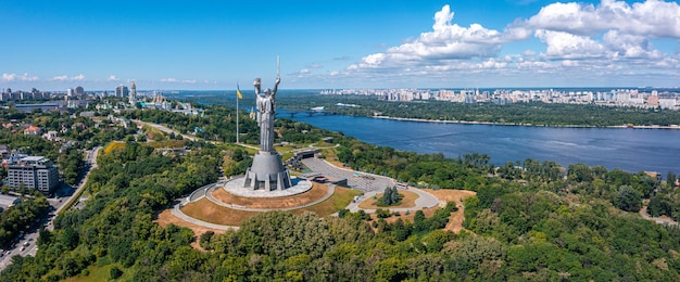 Vue aérienne du monument de la mère patrie à kiev