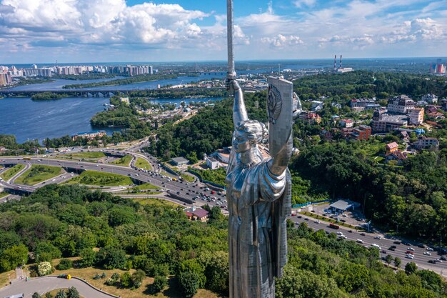 Vue aérienne du monument de la mère patrie à kiev