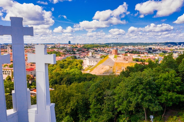 Vue aérienne du monument des Trois Croix surplombant la vieille ville de Vilnius. Paysage de Vilnius depuis la colline des trois croix, située dans le parc de Kalnai, en Lituanie.