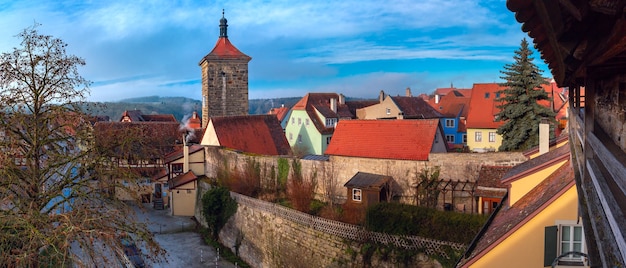Vue aérienne du mur de la ville de Weisser Turm et de la vieille ville médiévale de Rothenburg ob der Tauber, partie de Route Romantique, Bavière, Allemagne