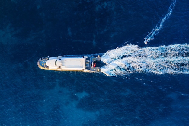 Vue aérienne du navire flottant sur la mer Adriatique bleue à la journée ensoleillée Navire rapide sur la surface de la mer Paysage marin du drone Image de voyage