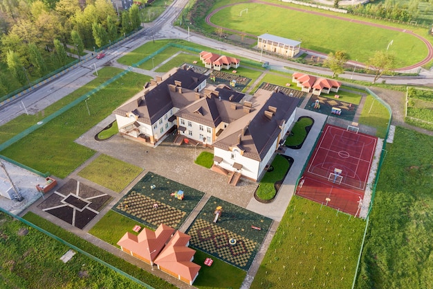 Vue aérienne du nouveau bâtiment prescool dans une zone rurale résidentielle.