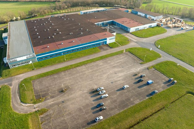 Vue aérienne du nouveau bâtiment d'usine pour la production et l'expédition d'équipements industriels