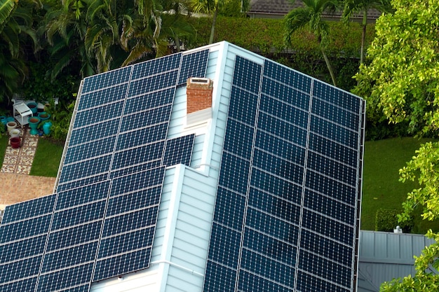 Vue aérienne du nouveau toit de bâtiment américain coûteux avec des rangées de panneaux solaires photovoltaïques bleus pour produire de l'énergie électrique écologique propre Électricité renouvelable avec concept zéro émission