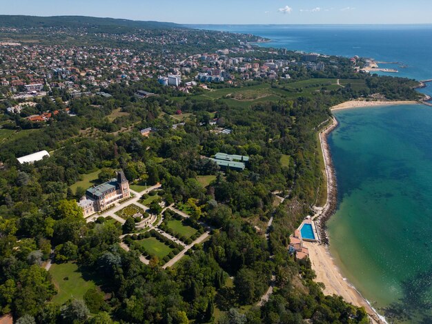 Vue aérienne du palais historique d'Euxinograd à Varna en Bulgarie Admirez la vidéo de vol du grand drone