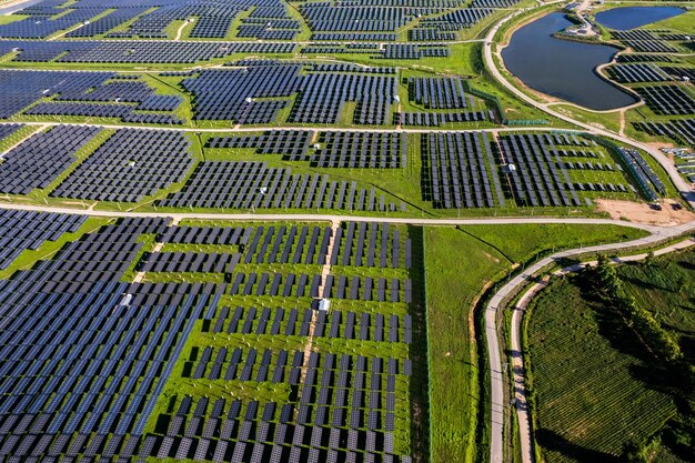 Vue aérienne du panneau solaire source d'électricité photovoltaïque alternative
