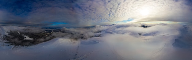 Vue aérienne du panorama d'hiver du soir