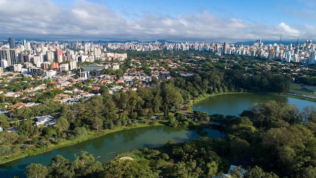 Vue aérienne du parc d'Ibirapuera à Sao Paulo SP Bâtiments résidentiels autour du lac dans le parc d'Ibirapuera