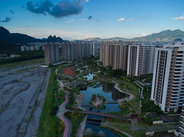 Vue aérienne du parc Ilha Pura au coucher du soleil. En arrière-plan, les collines de Rio de Janeiro, le Brésil et la lagune Jacarépagua. Journée ensoleillée et quelques nuages. Prise de drone.