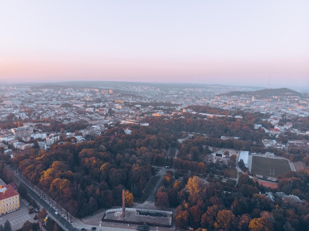 Vue aérienne du parc de la ville d'automne au coucher du soleil