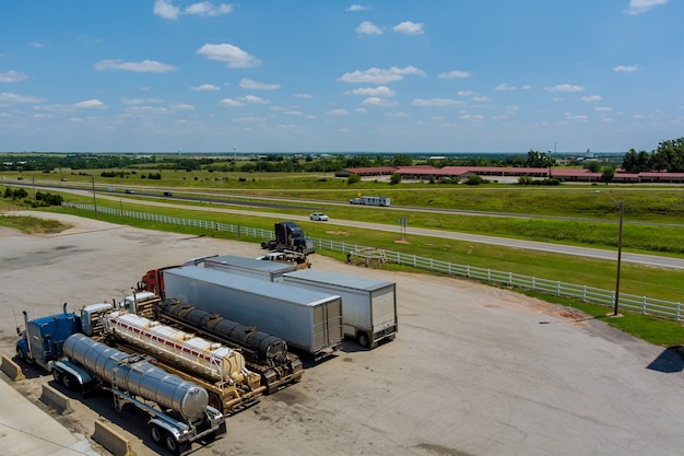 Vue aérienne du parking avec des camions sur le transport du quai de l'aire de repos des camions