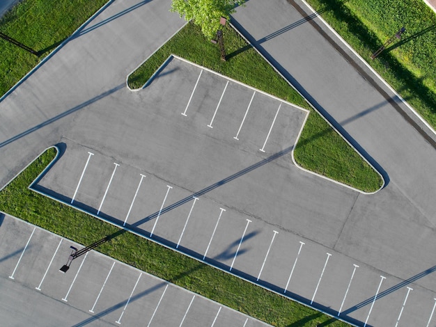 Vue aérienne du parking vide avec des îles d'herbe