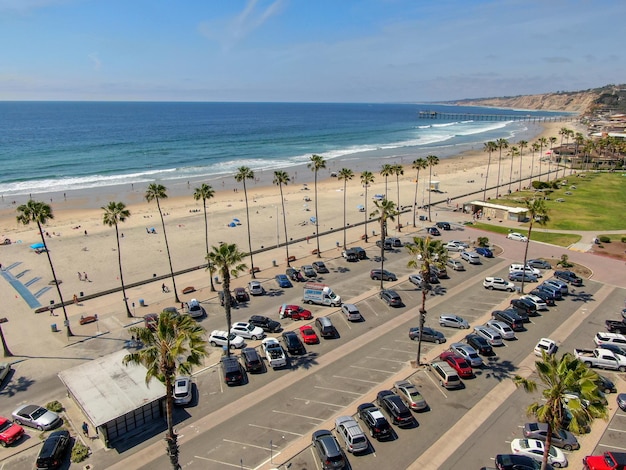 Vue aérienne du parking avec des voitures devant l'océan de la plage, La Jolla. San Diego