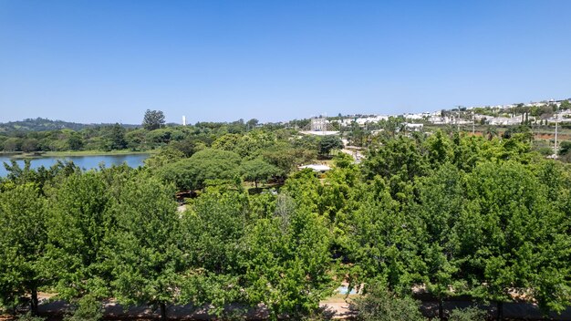 Vue aérienne du Parque da Cidade dans la ville de Jundiai Sao Paulo Brésil Parc avec un barrage