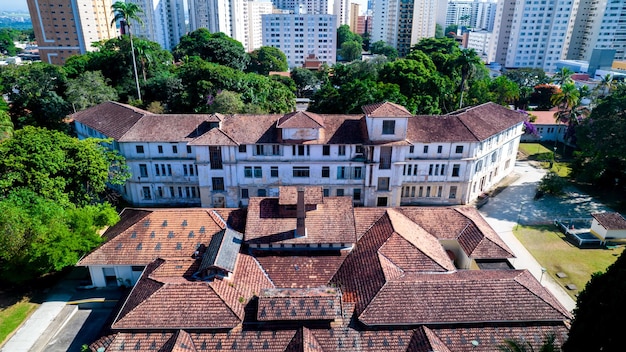 Vue aérienne du Parque Vicentina Aranha à Sao Jose dos Campos Brésil Chapelle et ancien sanatorium