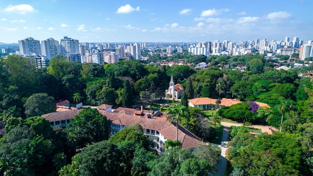 Vue aérienne du Parque Vicentina Aranha à Sao Jose dos Campos Brésil Chapelle et ancien sanatorium