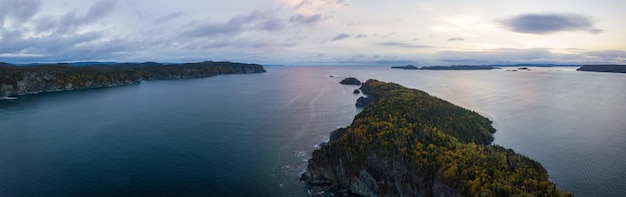 Vue aérienne du paysage canadien par la côte de l'océan Atlantique