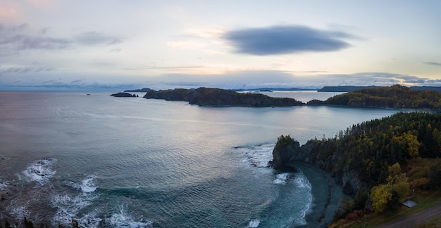 Vue aérienne du paysage canadien par la côte de l'océan Atlantique