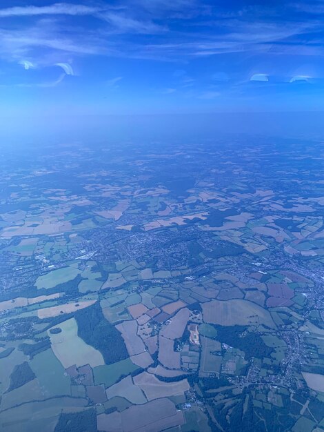 Vue aérienne du paysage sur un ciel bleu