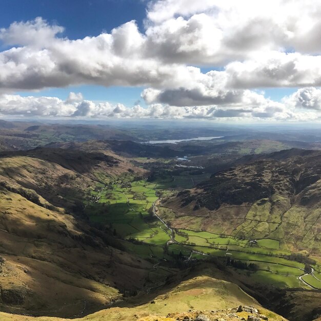 Vue aérienne du paysage sur un ciel nuageux