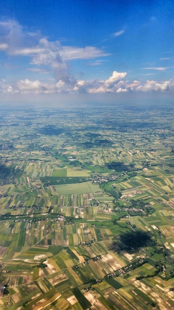 Photo vue aérienne du paysage contre un ciel nuageux