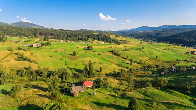 Vue aérienne du paysage dans les montagnes.