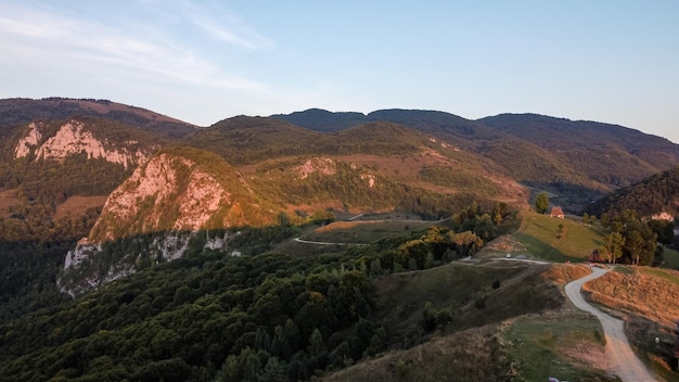 Vue aérienne du paysage du matin à Dumesti, dans les montagnes Apuseni de Roumanie.