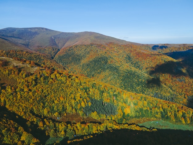 Vue aérienne du paysage de l'espace de copie de journée ensoleillée des montagnes des Carpates d'automne