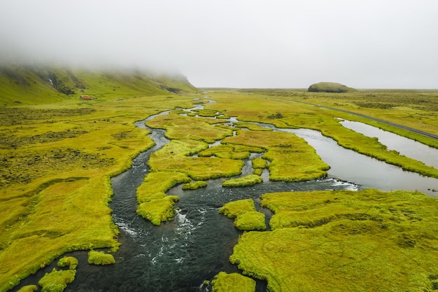 Vue aérienne du paysage islandais sur la rivière Foss nature incroyable scandinave