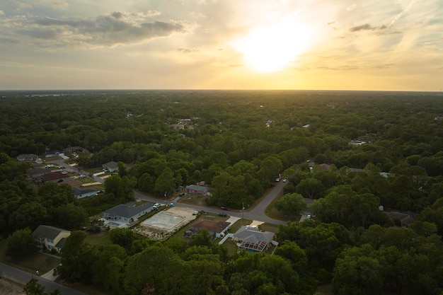 Vue aérienne du paysage des maisons privées de banlieue entre les palmiers verts dans la zone rurale de Floride