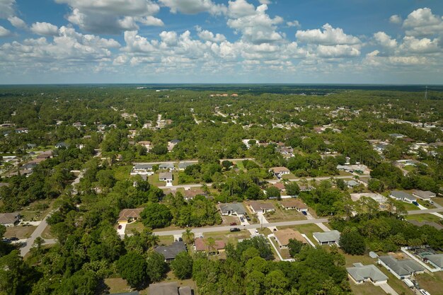 Vue aérienne du paysage de maisons privées de banlieue entre des palmiers verts dans une zone rurale tranquille de Floride