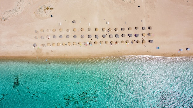 Vue aérienne du paysage marin tropical et de la plage de Simos, île d'Elafonisos, Péloponnèse, Grèce