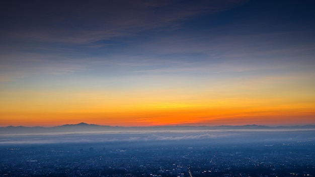 Vue aérienne du paysage de la montagne DOI SUTHEP au matin avec une mer de brume dans le ciel du lever du soleil Chiangmai Thaïlande