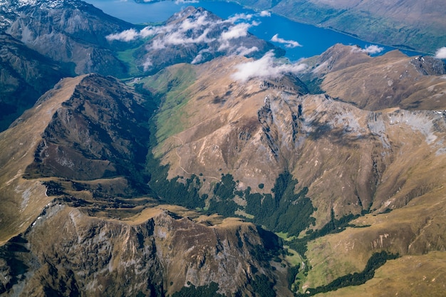 Photo vue aérienne du paysage de montagne et lac d'avion au-dessus de la montagne près de queenstown, nouvelle-zélande