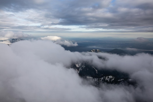 Vue aérienne du paysage des montagnes canadiennes