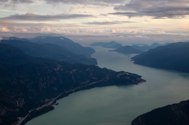 Vue aérienne du paysage des montagnes canadiennes