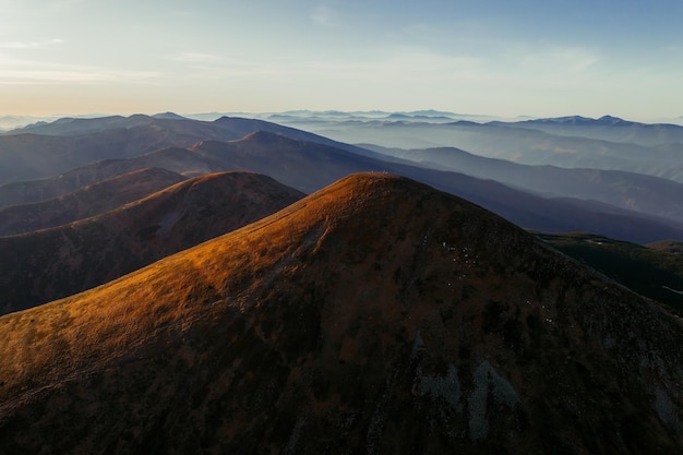 Vue aérienne du paysage des montagnes des carpates de collines de montagne