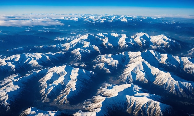 Photo vue aérienne du paysage montagneux couvert de neige bleue en hiver