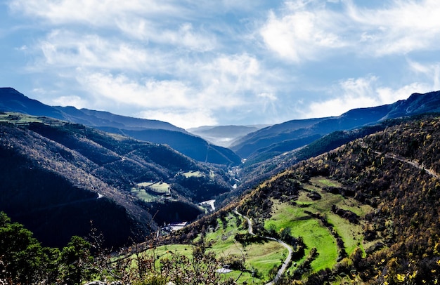 Vue aérienne du paysage montagneux de Valle de Ribes en Catalogne, Espagne.