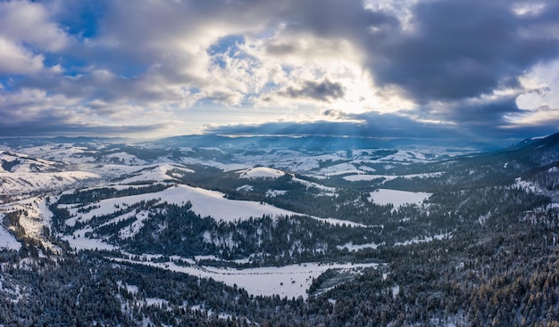 Vue aérienne du paysage mystique d'une forêt de montagne d'hiver un jour glacial nuageux. Le concept de la beauté dure des pays nordiques. Espace de copie