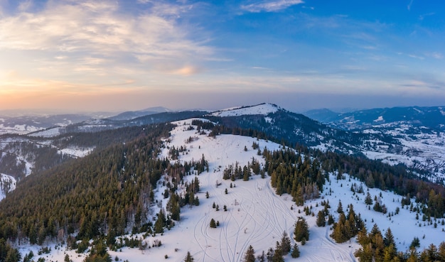 Vue aérienne du paysage mystique d'un hiver