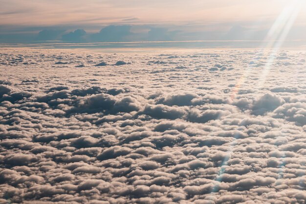 Photo vue aérienne du paysage nuageux contre le ciel au coucher du soleil