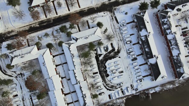 Vue aérienne du paysage d'une petite ville avec un complexe d'appartements recouvert de la neige blanche du magnifique paysage hivernal