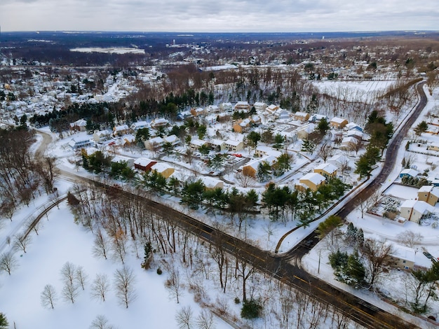 Vue aérienne du paysage d'une petite ville avec un complexe résidentiel couvert de la magnifique neige blanche des paysages d'hiver