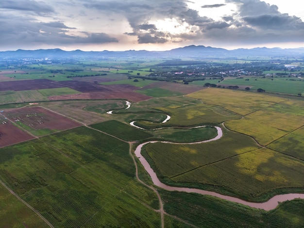 Vue aérienne du paysage pittoresque de la rivière et du bassin sur le terrain contre une montagne naturelle, un drone a tourné un paysage tropical avec du bruit et du grain traité