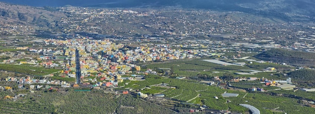 Vue aérienne du paysage des plantations de fruits à l'extérieur de la ville de La Palma Espagne Collines pittoresques tropicales infrastructures agricoles et bâtiments d'architecture Voyage à l'étranger vers une destination touristique