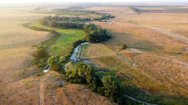 Vue Aérienne Du Paysage De La Rivière Courbée D'été En Journée D'été Ensoleillée. Vue de dessus