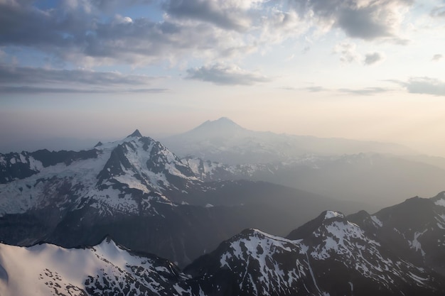 Vue aérienne du paysage des sommets escarpés avec le mont Baker en arrière-plan