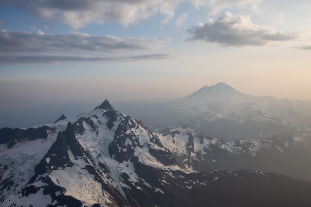 Vue aérienne du paysage des sommets escarpés avec le mont Baker