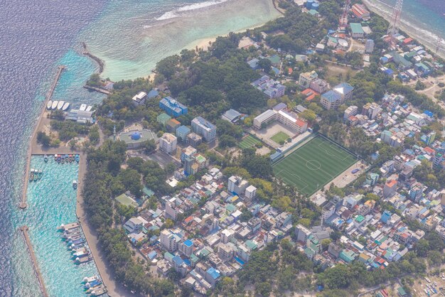 Vue aérienne du paysage touristique d'été sur la capitale Malé des Maldives. Destination de voyage de luxe